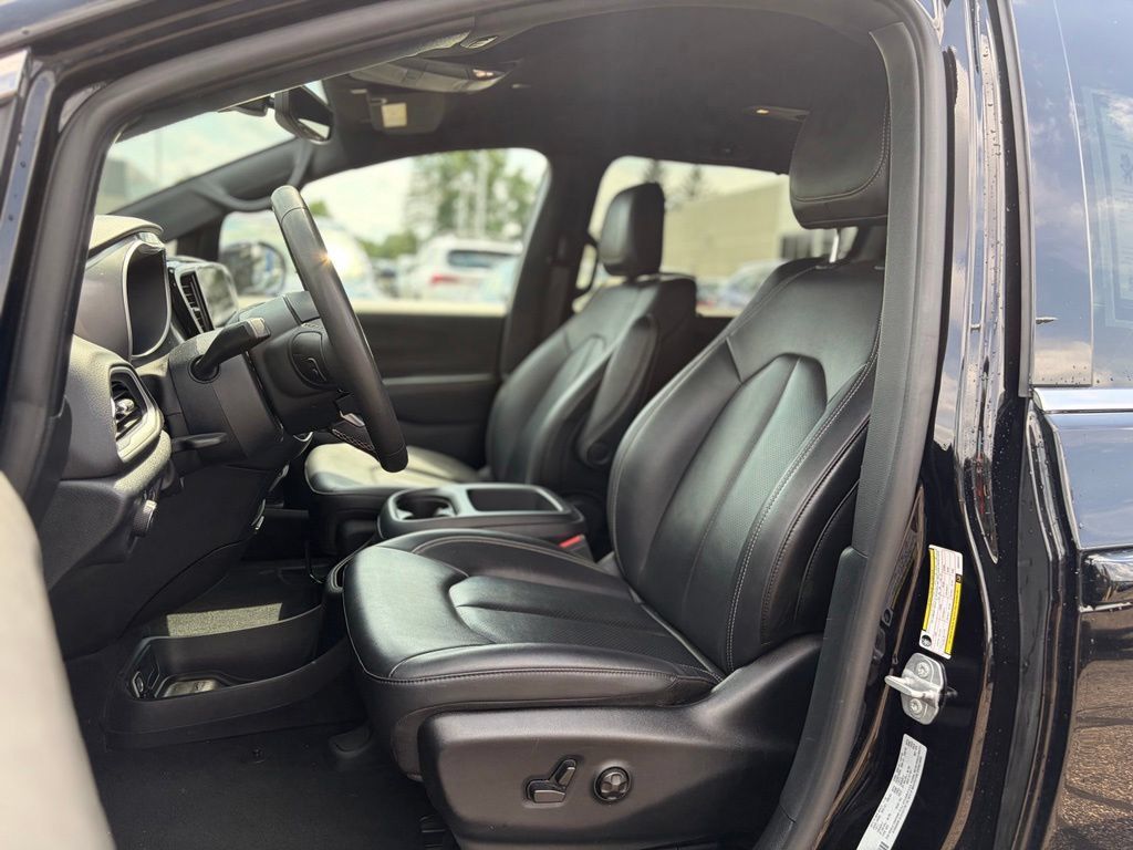 Certified 2025 Chrysler Pacifica Select FWD image 20
