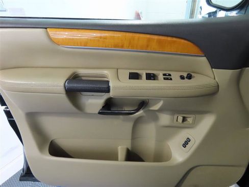 Used 2013 Nissan Armada Platinum w/ Platinum Reserve Pkg image 14