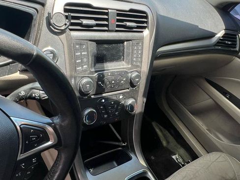 Used 2018 Ford Fusion SE w/ Equipment Group 602A FWD image 10