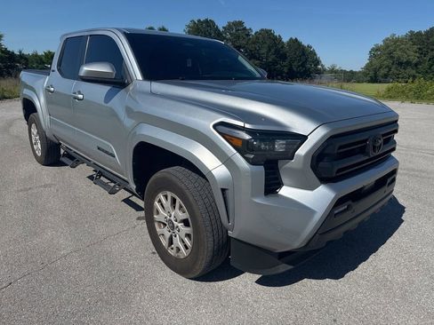 Used 2024 Toyota Tacoma SR5 w/ SR5 Upgrade Package AWD/4WD image 11