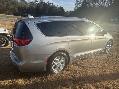 Used 2017 Chrysler Pacifica Touring-L Plus w/ Tire & Wheel Group image 5