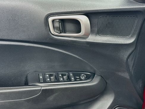 Used 2025 Hyundai Venue SEL FWD image 15