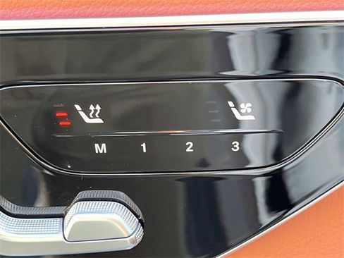 Used 2025 Mercedes-Benz GLC 300 4MATIC image 32