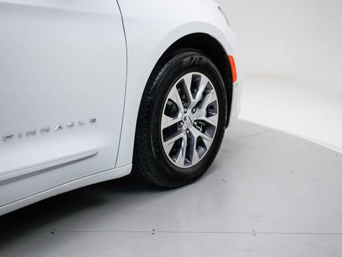 Used 2025 Chrysler Pacifica Pinnacle image 11