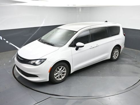 Used 2023 Chrysler Voyager LX image 32