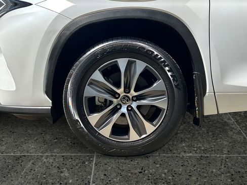 Used 2023 Toyota Highlander XLE AWD/4WD image 5
