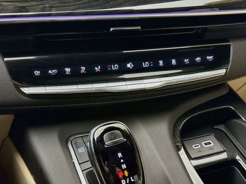 Used 2024 Cadillac Escalade Premium Luxury AWD/4WD image 17