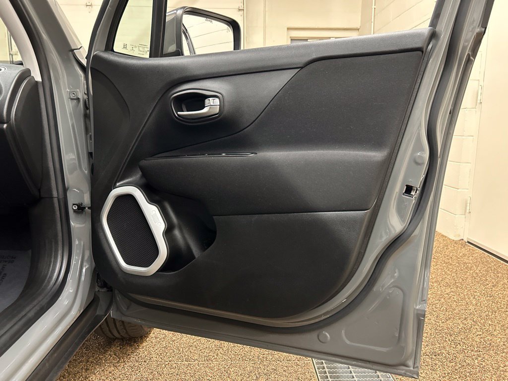Used 2021 Jeep Renegade Latitude AWD/4WD image 18