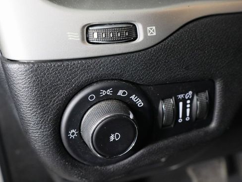 Used 2018 Jeep Cherokee Latitude Plus image 23