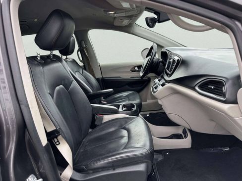 Used 2019 Chrysler Pacifica Touring-L FWD image 19