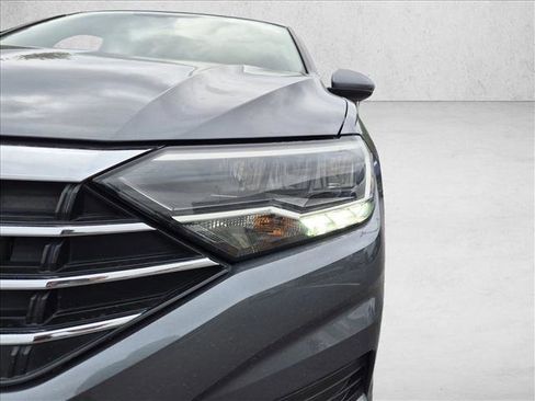 Used 2019 Volkswagen Jetta SE w/ Cold Weather Package FWD image 11