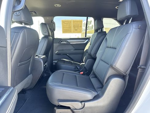 Used 2024 GMC Acadia Elevation image 29