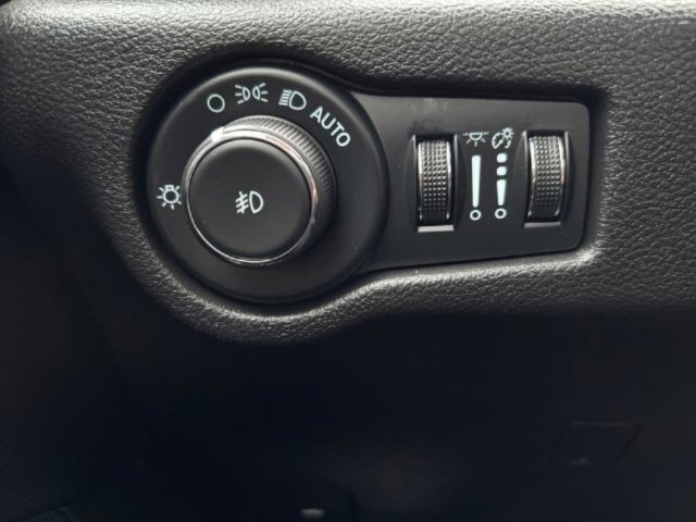 Used 2024 Chrysler Pacifica Touring FWD image 18