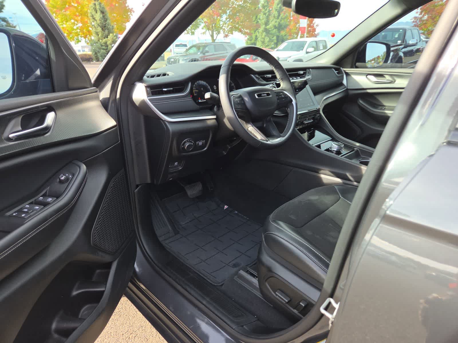 Used 2024 Jeep Grand Cherokee Altitude AWD/4WD image 10
