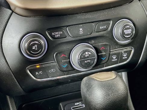 Used 2014 Jeep Cherokee Latitude w/ Comfort/Convenience Group AWD/4WD image 20