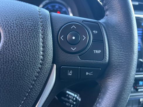 Used 2018 Toyota Corolla SE w/ SE Premium Package image 17