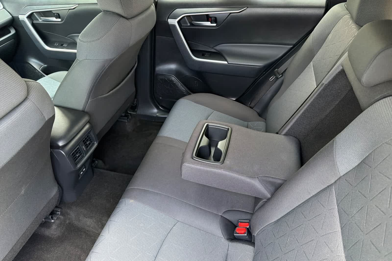 Used 2025 Toyota RAV4 XLE AWD/4WD image 4