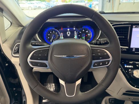 Used 2023 Chrysler Pacifica Touring-L FWD image 14