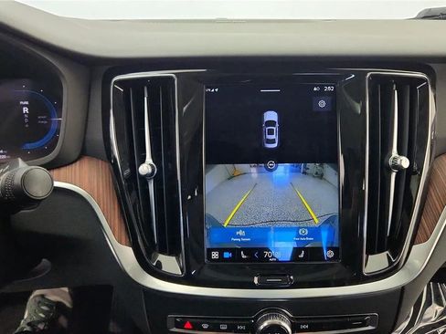 Used 2023 Volvo S60 T8 Plus image 25