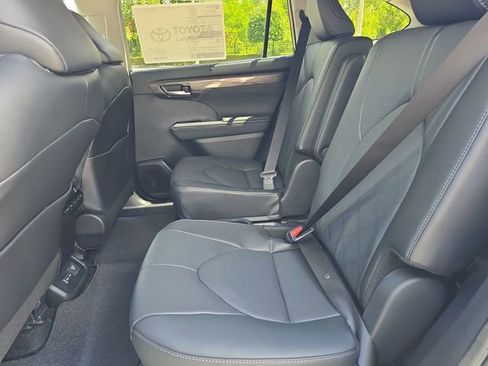 New 2026 Toyota Highlander Platinum AWD/4WD image 14