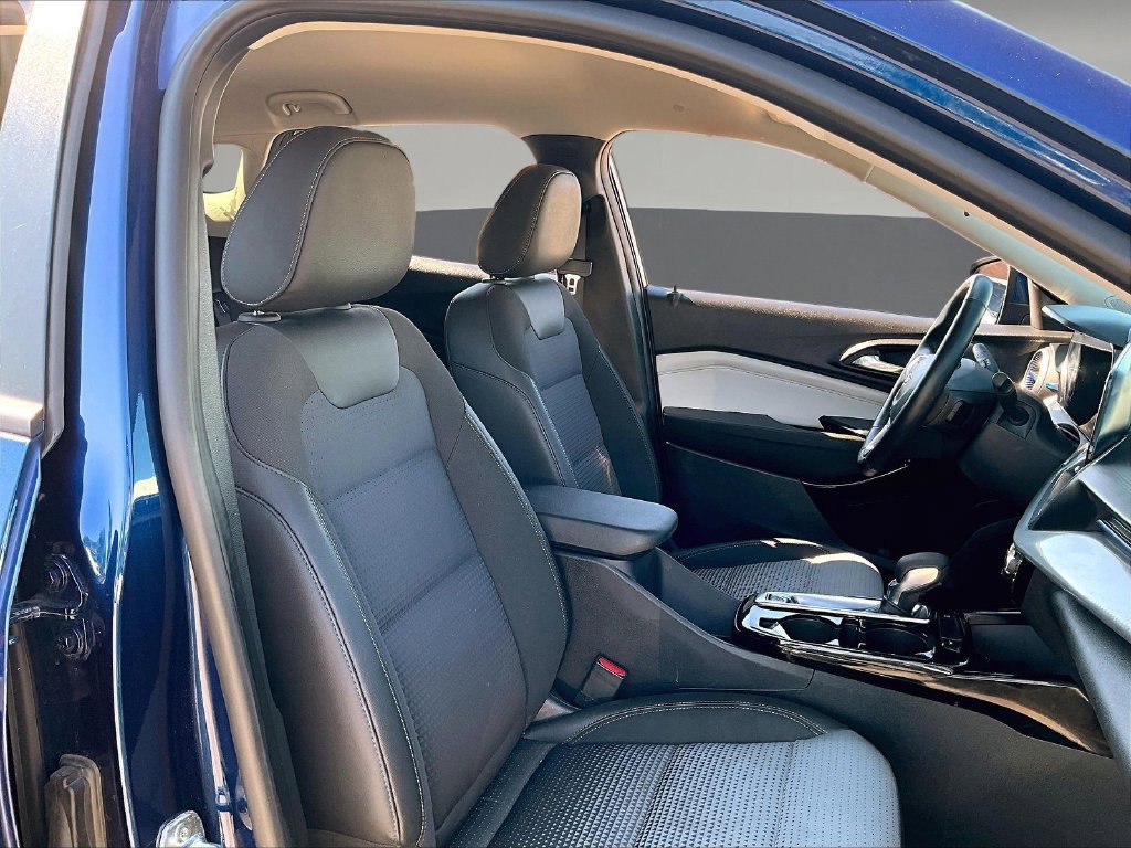 Used 2024 Chevrolet Trax LT w/ Driver Confidence Package FWD image 33