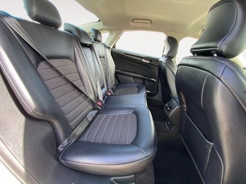 Used 2018 Ford Fusion SE w/ Equipment Group 201A FWD image 14