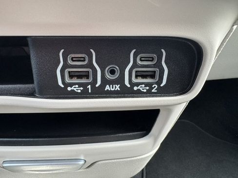 Used 2024 Chrysler Pacifica Touring-L FWD image 11