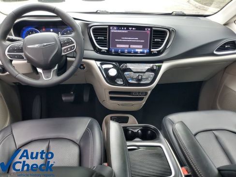 Used 2024 Chrysler Pacifica Touring-L FWD image 14