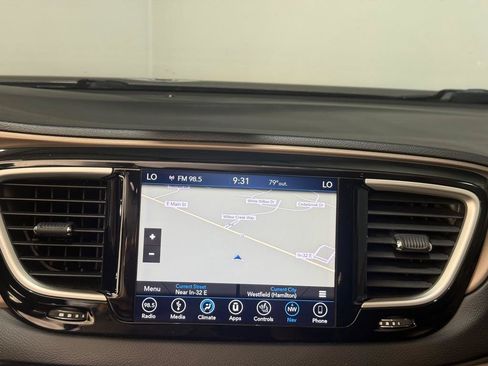 Used 2018 Chrysler Pacifica Touring-L w/ Premium Audio Group FWD image 28