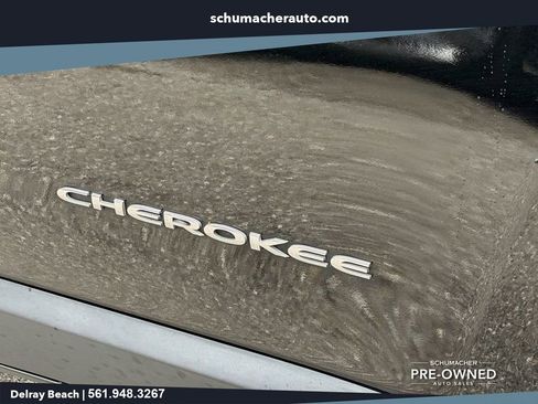 Used 2019 Jeep Cherokee Limited FWD image 10