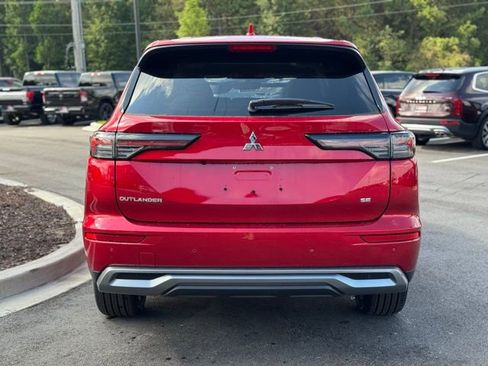 New 2025 Mitsubishi Outlander SE image 9