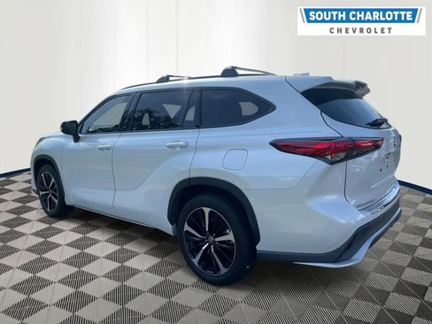 Used 2022 Toyota Highlander XSE FWD image 6