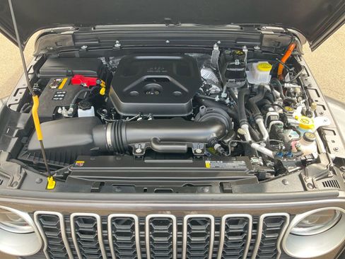 Used 2025 Jeep Wrangler Unlimited Sahara AWD/4WD image 29