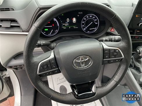 Used 2021 Toyota Sienna Limited image 11