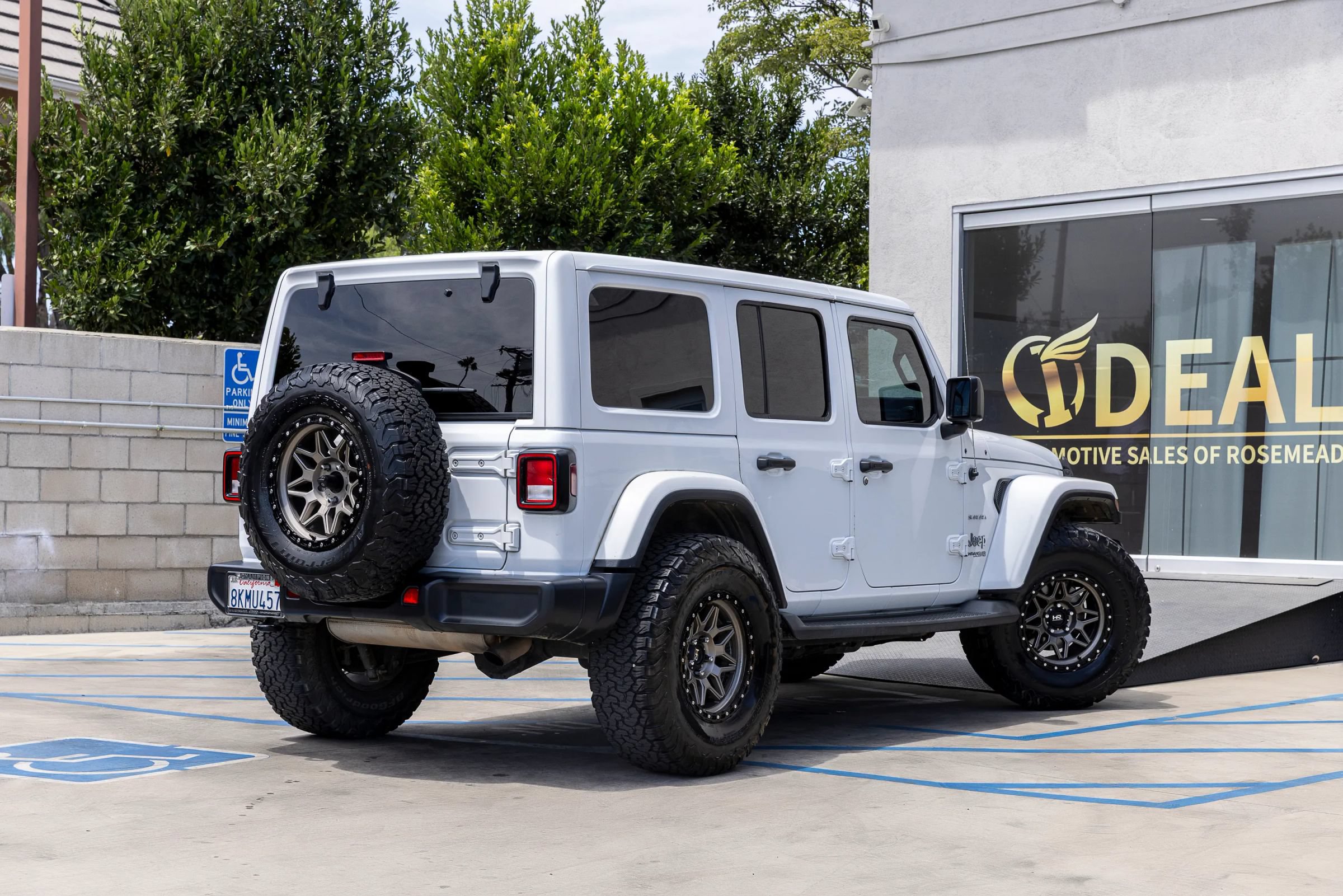 Used 2019 Jeep Wrangler Unlimited Sahara AWD/4WD image 14