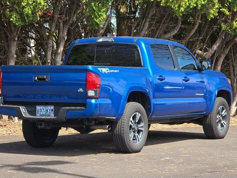 Used 2018 Toyota Tacoma TRD Sport w/ Technology Package image 4