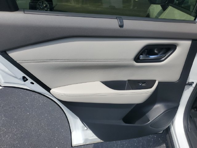 Used 2025 Nissan Rogue SL w/ SL Premium Package FWD image 4