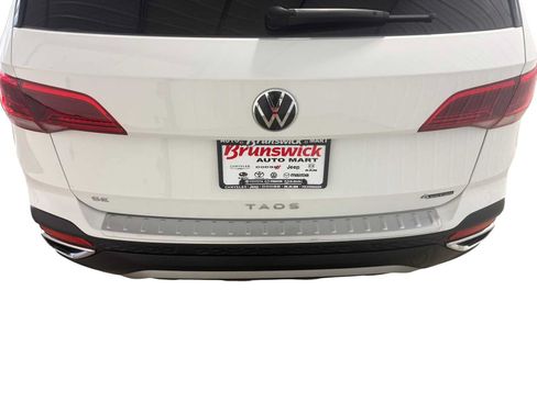 Certified 2024 Volkswagen Taos SE w/ Panoramic Sunroof Package AWD/4WD image 16