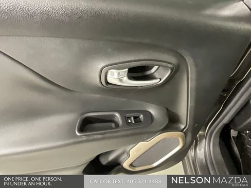 Used 2016 Jeep Renegade Limited FWD image 19