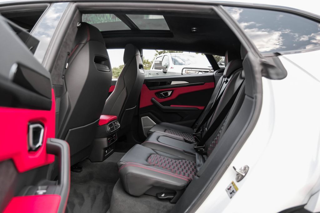 Used 2022 Lamborghini Urus AWD/4WD image 48
