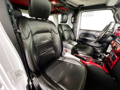 Used 2018 Jeep Wrangler Unlimited Sahara w/ Uconnect 4C Nav & Sound Group AWD/4WD image 19
