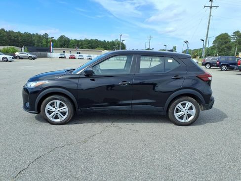 Used 2022 Nissan Kicks S FWD image 2