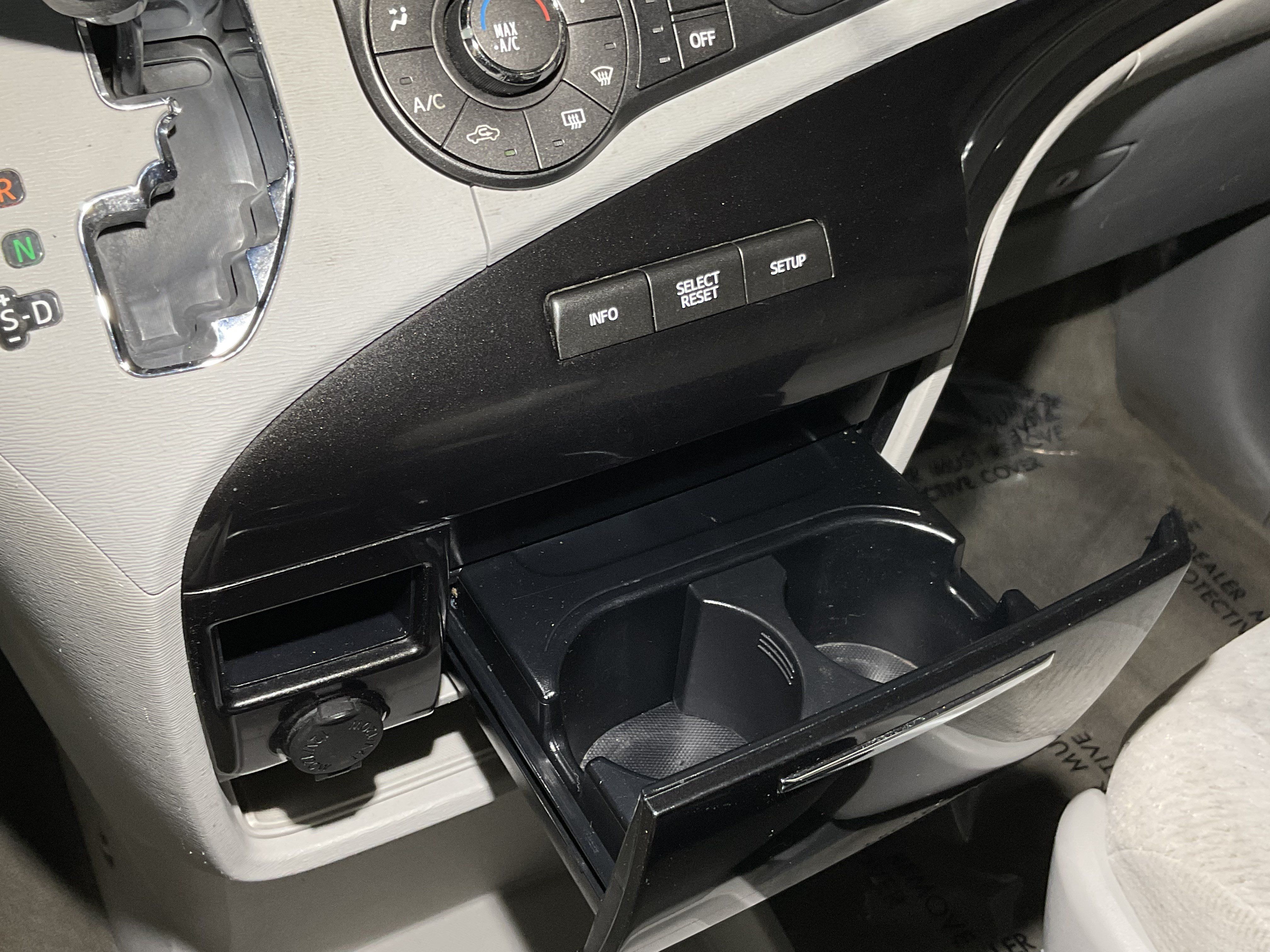 Used 2012 Toyota Sienna LE w/ Towing Pkg FWD image 17