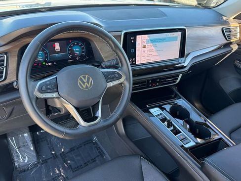 Used 2025 Volkswagen Atlas SE w/ Panoramic Sunroof Package AWD/4WD image 3