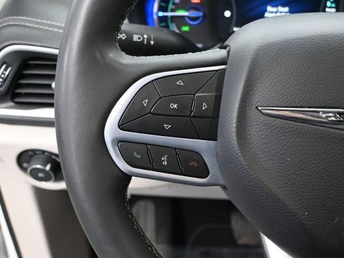 Used 2023 Chrysler Pacifica Touring-L image 26