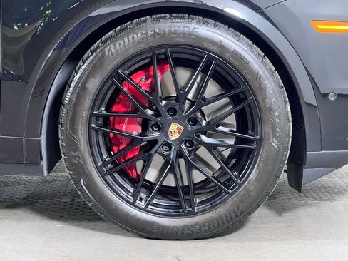 Certified 2025 Porsche Cayenne Turbo AWD/4WD image 13