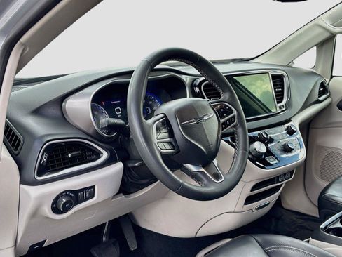 Used 2023 Chrysler Pacifica Touring-L FWD image 9