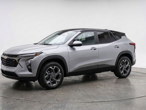 Used 2025 Chevrolet Trax LT FWD image 3