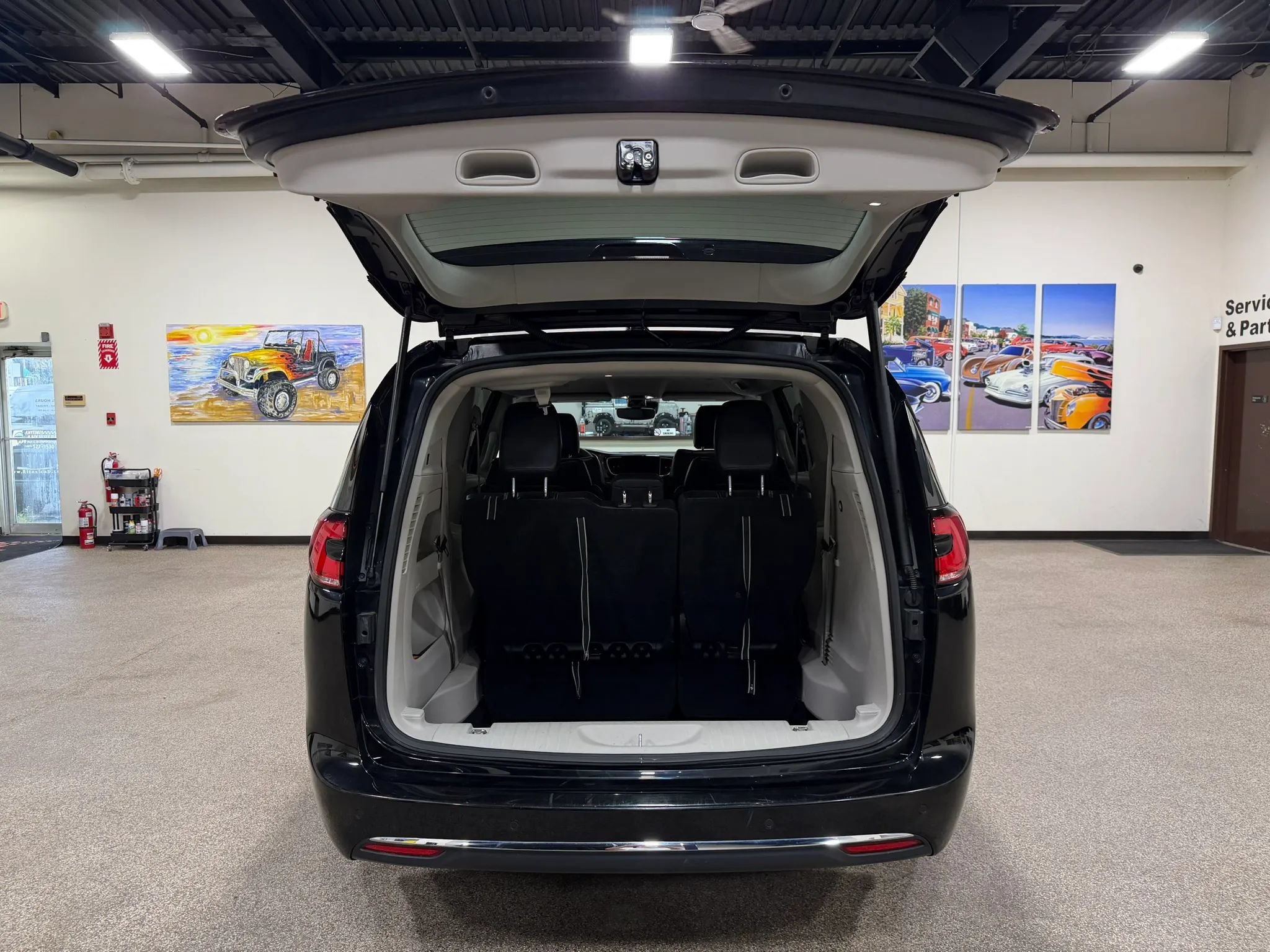 Used 2023 Chrysler Pacifica Touring-L FWD image 23