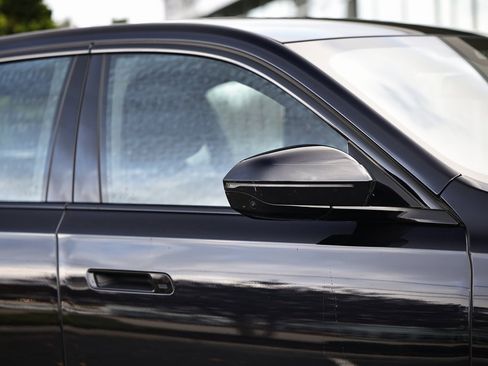 Used 2025 BMW 740i w/ Premium Package image 3